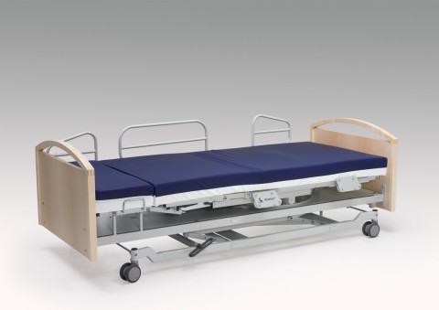 Bed with small siderail in foot - and shoulder section